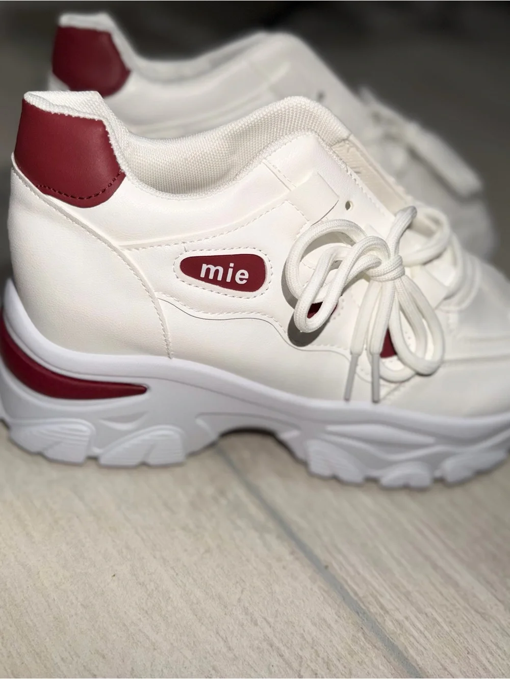 White Sneakers with Burgundy Heart Accents - mie